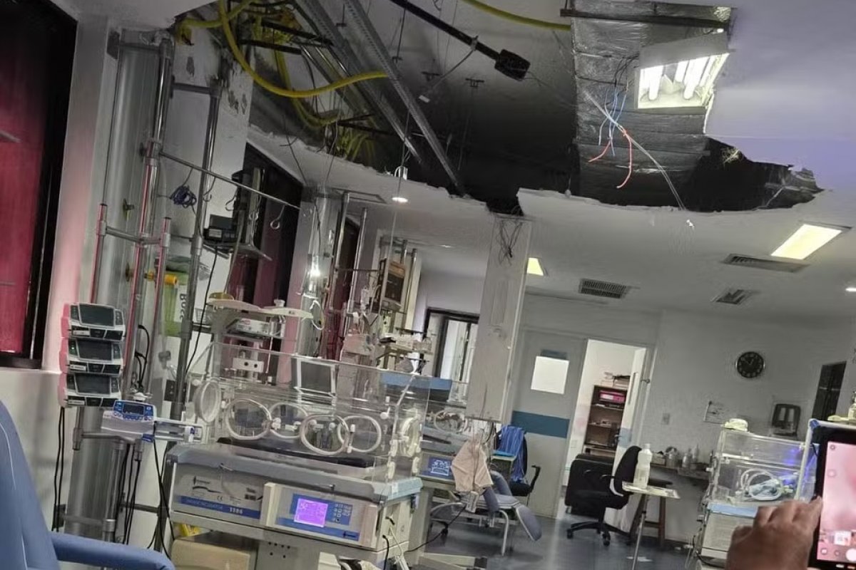 Teto de gesso desaba em incubadora com bebê UTI em Hospital Maternidade no Recife