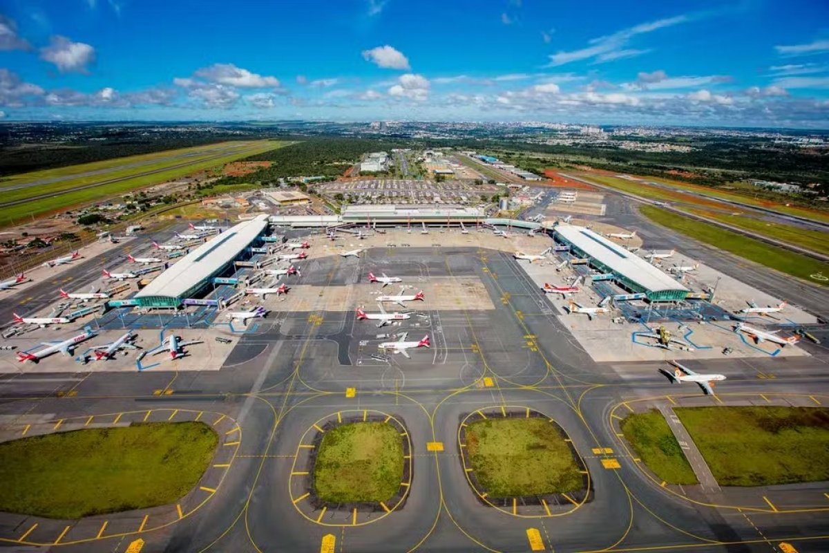 Mulher é presa após fazer “piada de bomba” em aeroporto de Brasília