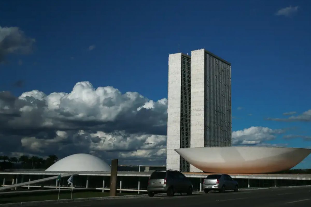 Câmara aprova MP que isenta taxistas de taxa de verificação de taxímetros por 5 anos