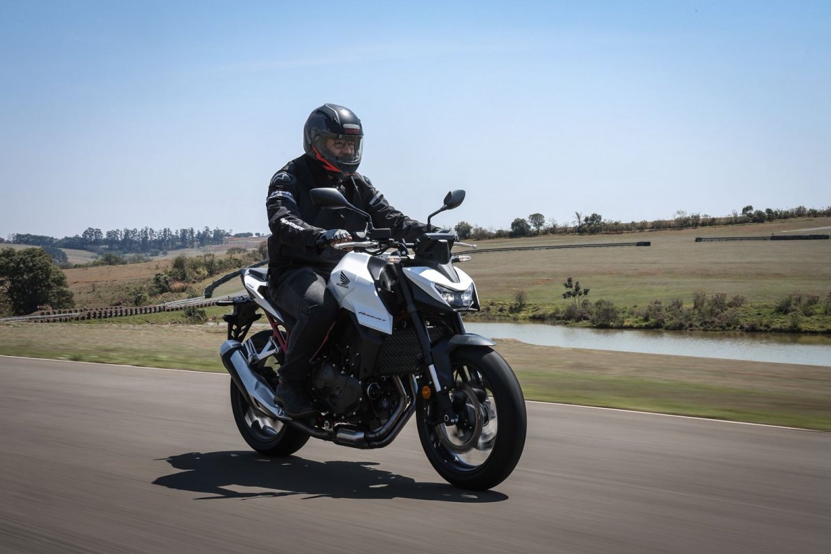 Honda lança nova geração da CB750 Hornet