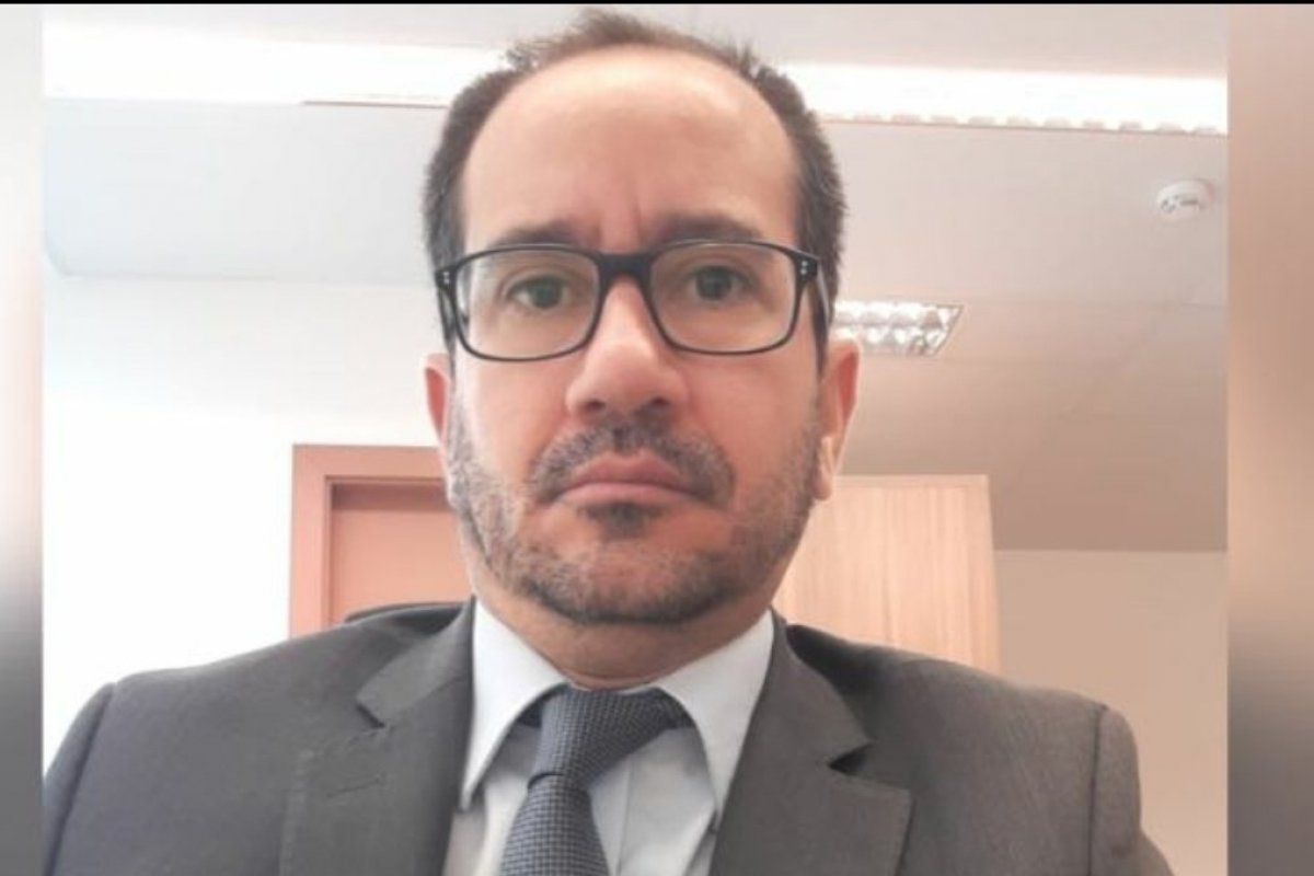 Aos ilusionistas e aos hipnotizados, em três atos