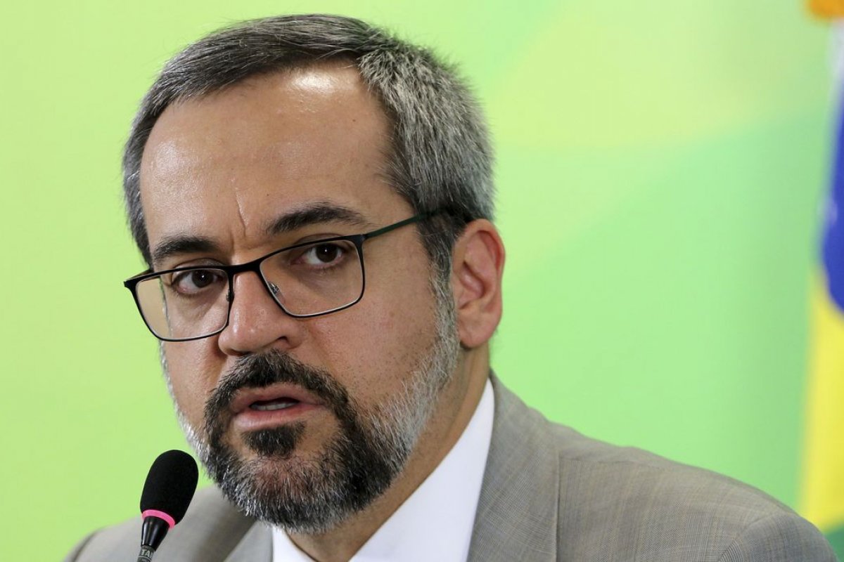 Abraham Weintraub divulga relação de cívico-militares para 2020