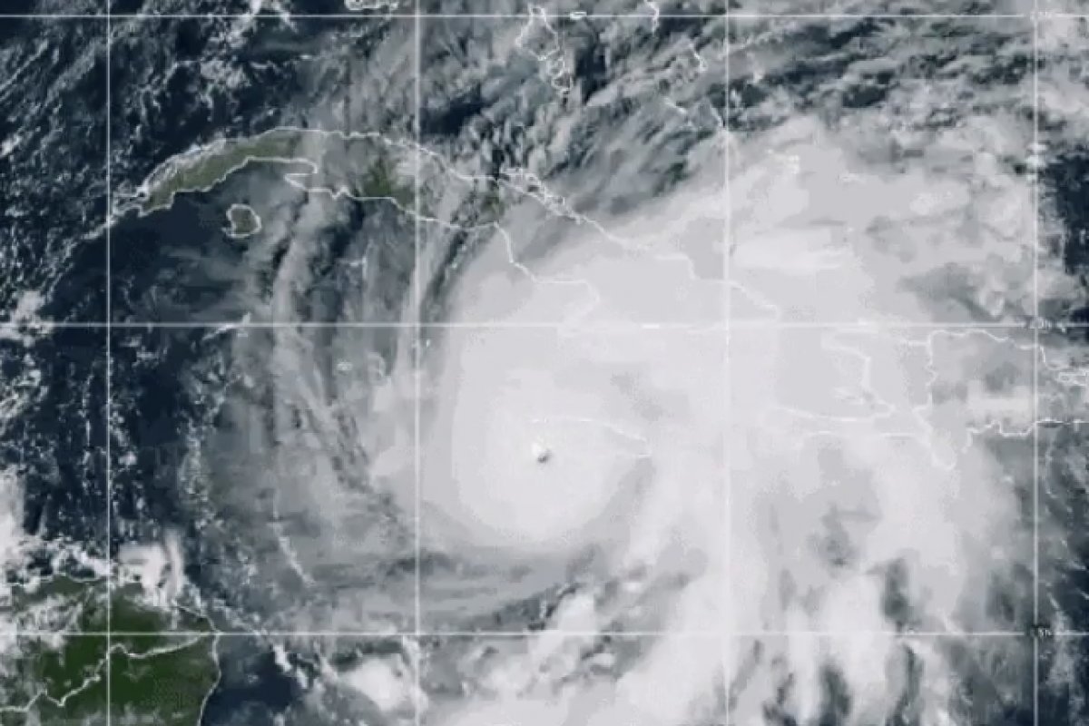 Furacão Melissa, de categoria 5, atinge Jamaica com ventos de quase 300 km/h