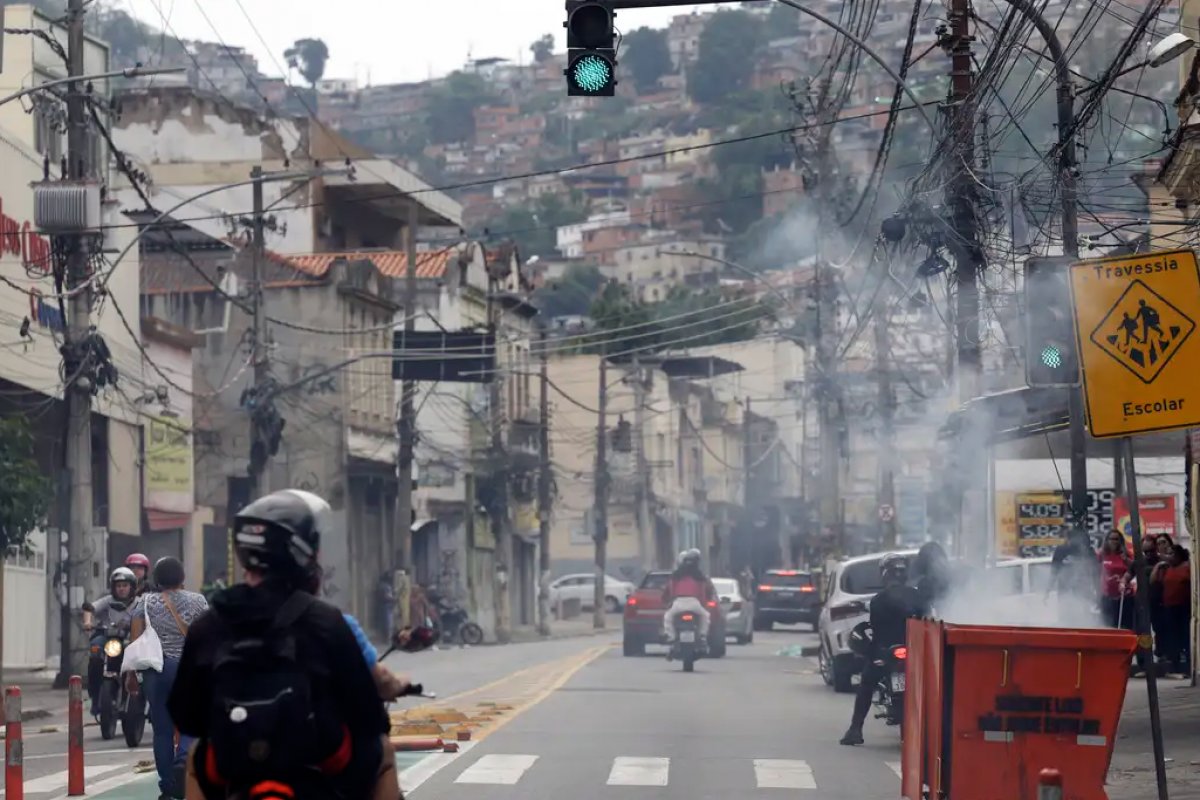 Operação contra Comando Vermelho mata 64 e vira a mais letal da história do RJ