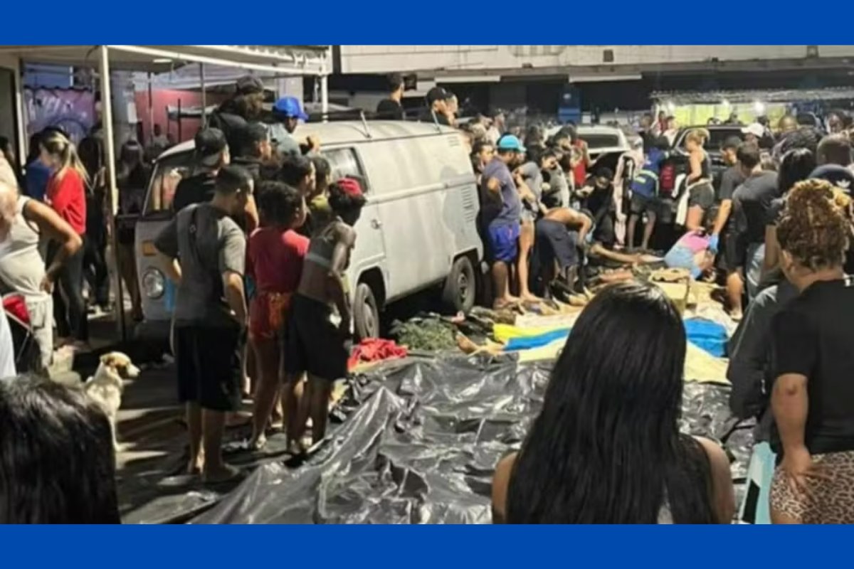 Vídeo: Nº de mortos em operação mais letal do RJ passa de 100; após contagem oficial, moradores recolhem mais de 60 corpos e levam para praça