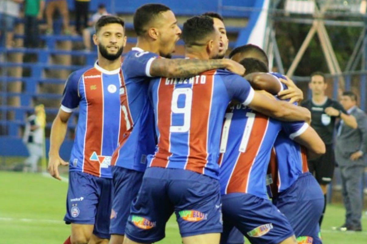 Gilberto faz dois, Bahia bate Nacional-PAR fora de casa e avança na Sul-Americana