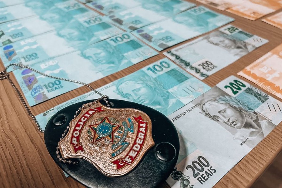 Dois homens são presos por em encomendar dinheiro falso em Feira de Santana