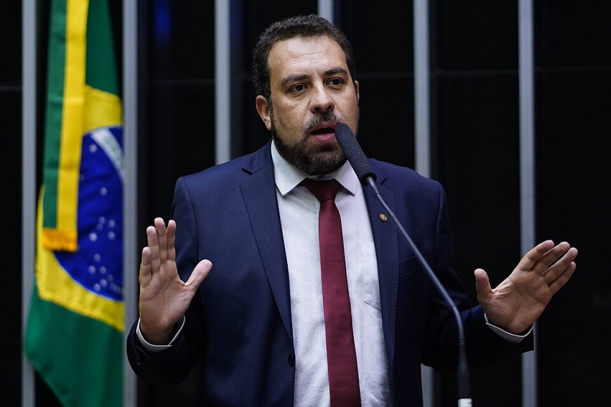 Boulos toma posse e pede 1 minuto de silêncio por 'todas as vítimas' de operação no RJ