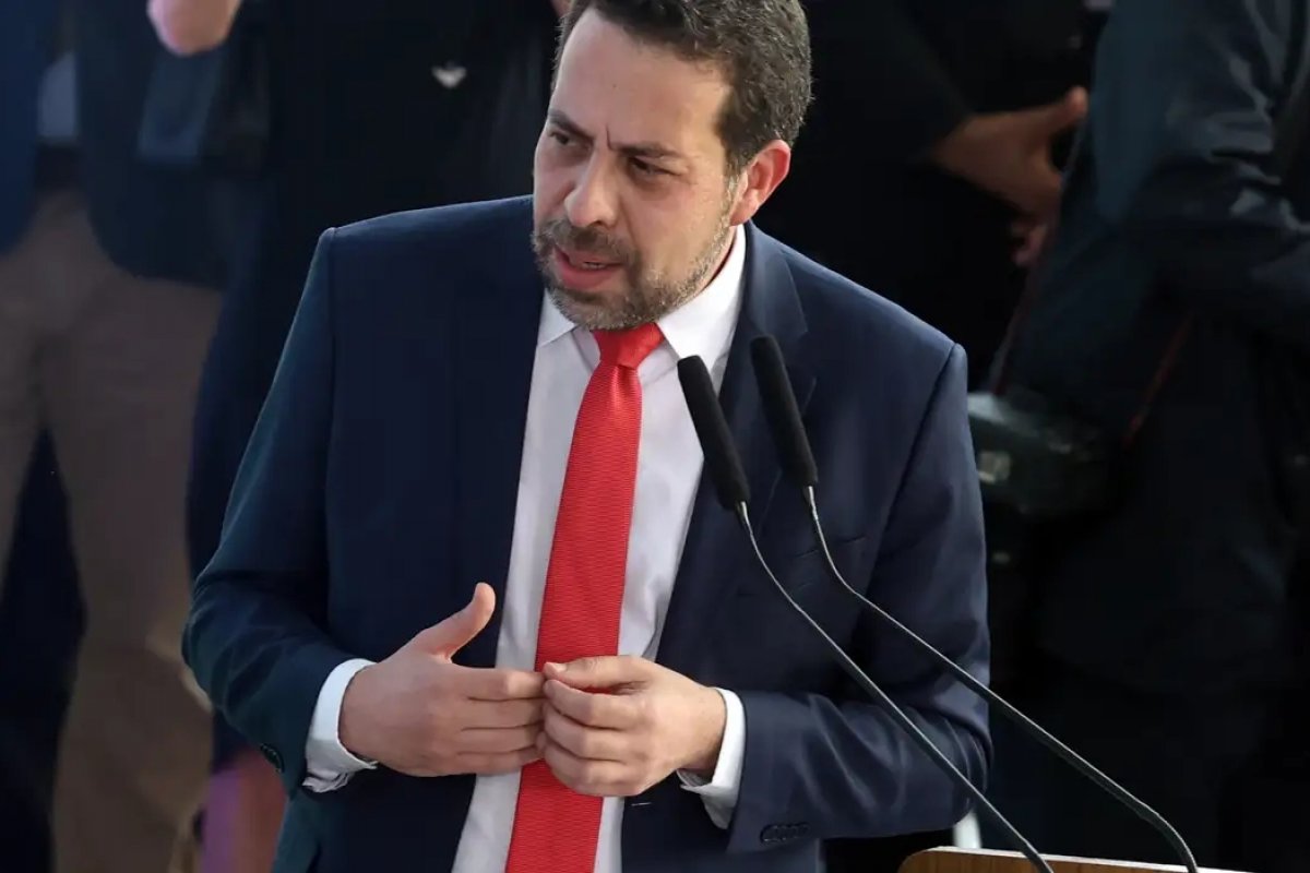 "Cabeça do crime organizado não está no barraco da favela", diz Boulos