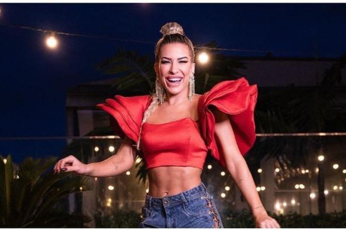 Lore Improta comemora vitória da Viradouro no Carnaval do Rio