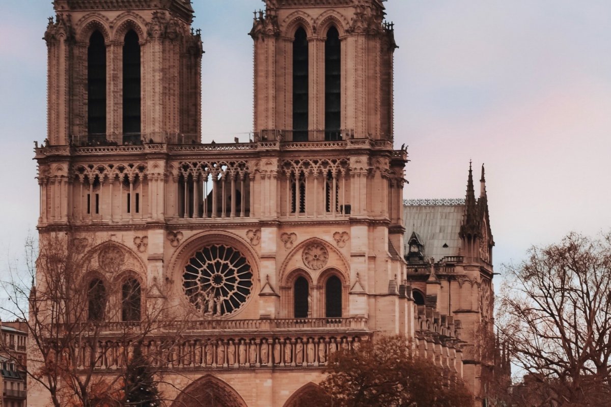 Mais de dois meses após o incêndio que devastou a Catedral de Notre-Dame, doações não chegaram