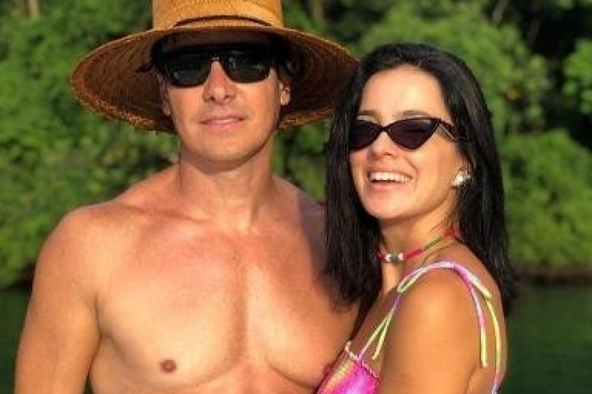 De férias, Rodrigo Faro surge de sunga minúscula ao lado da esposa