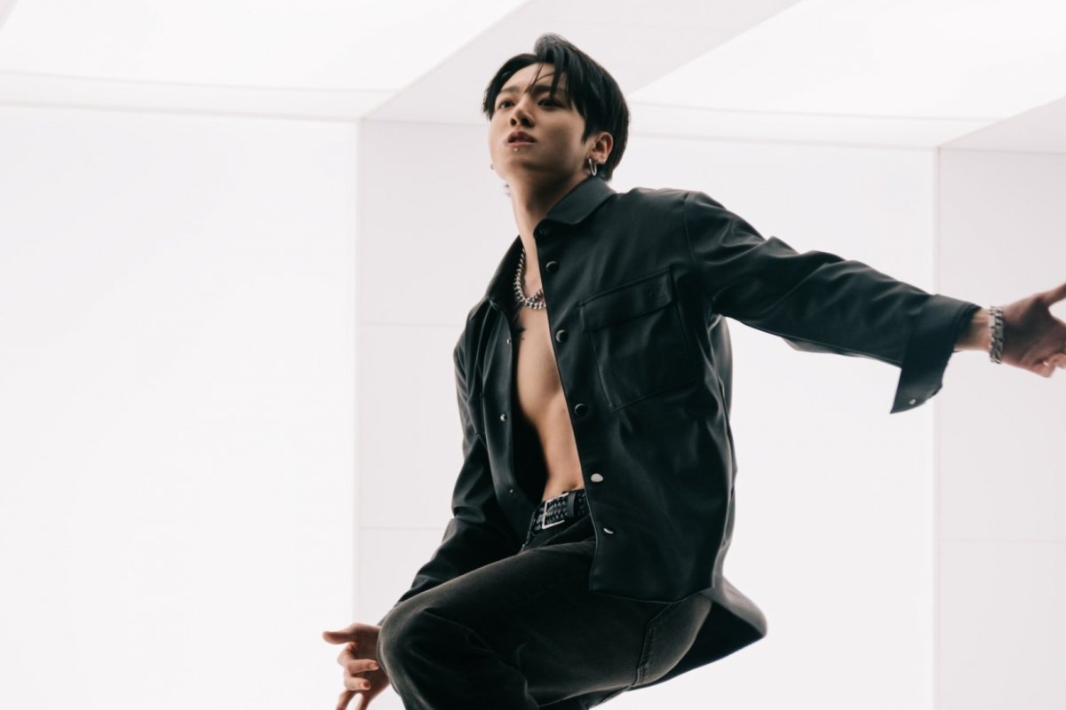 Jung Kook, do BTS, estrela nova campanha da Calvin Klein com os mais recentes estilos em denim!