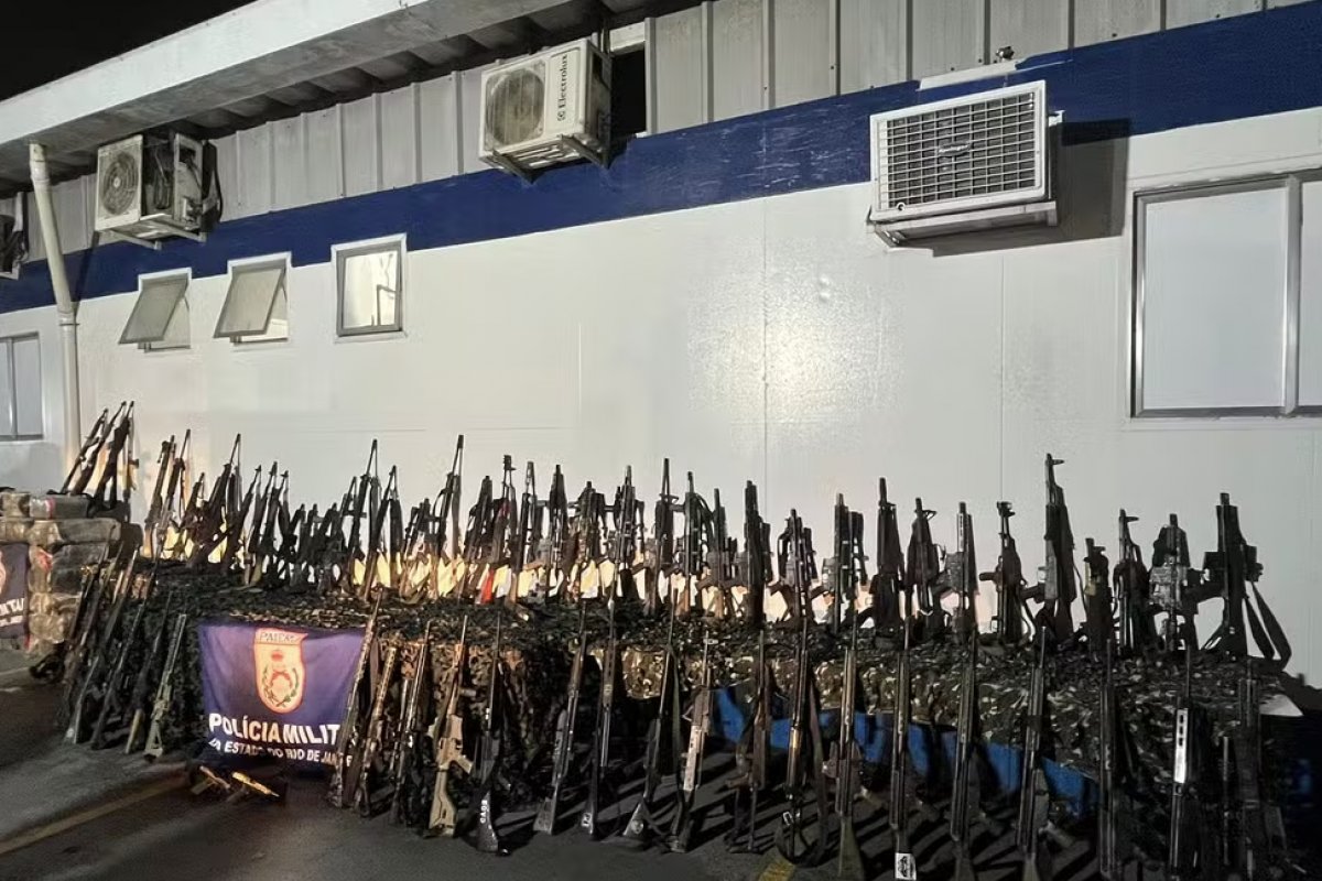 Armas dos exércitos da Venezuela, Argentina, Peru e Brasil são localizadas em arsenal de fuzis apreendido na megaoperação do Rio