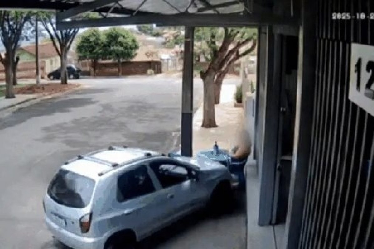 Vídeo: homem invade calçada e joga veículo contra companheira no Paraná