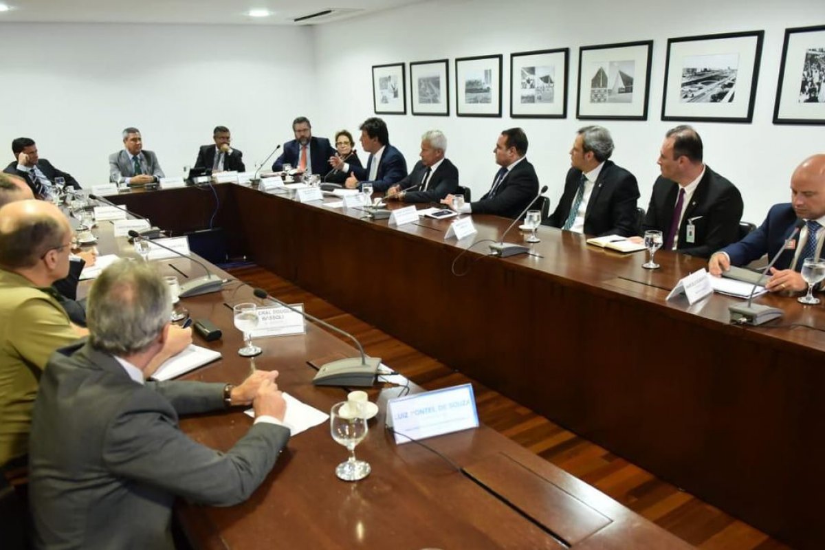 Ministros realizam reunião para discutir métodos de combate ao coronavírus