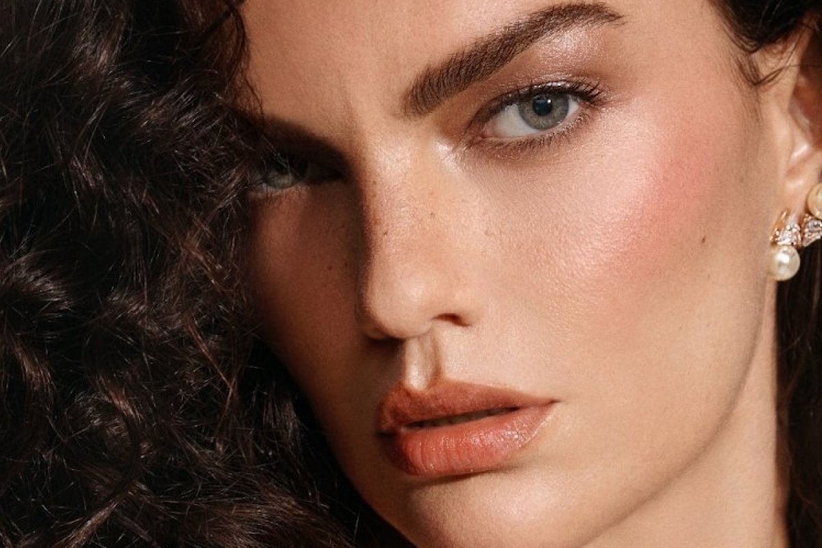 Bárbara Fialho é a estrela da “Divina”, nova coleção da Rommanel que promete iluminar as festas da temporada! 