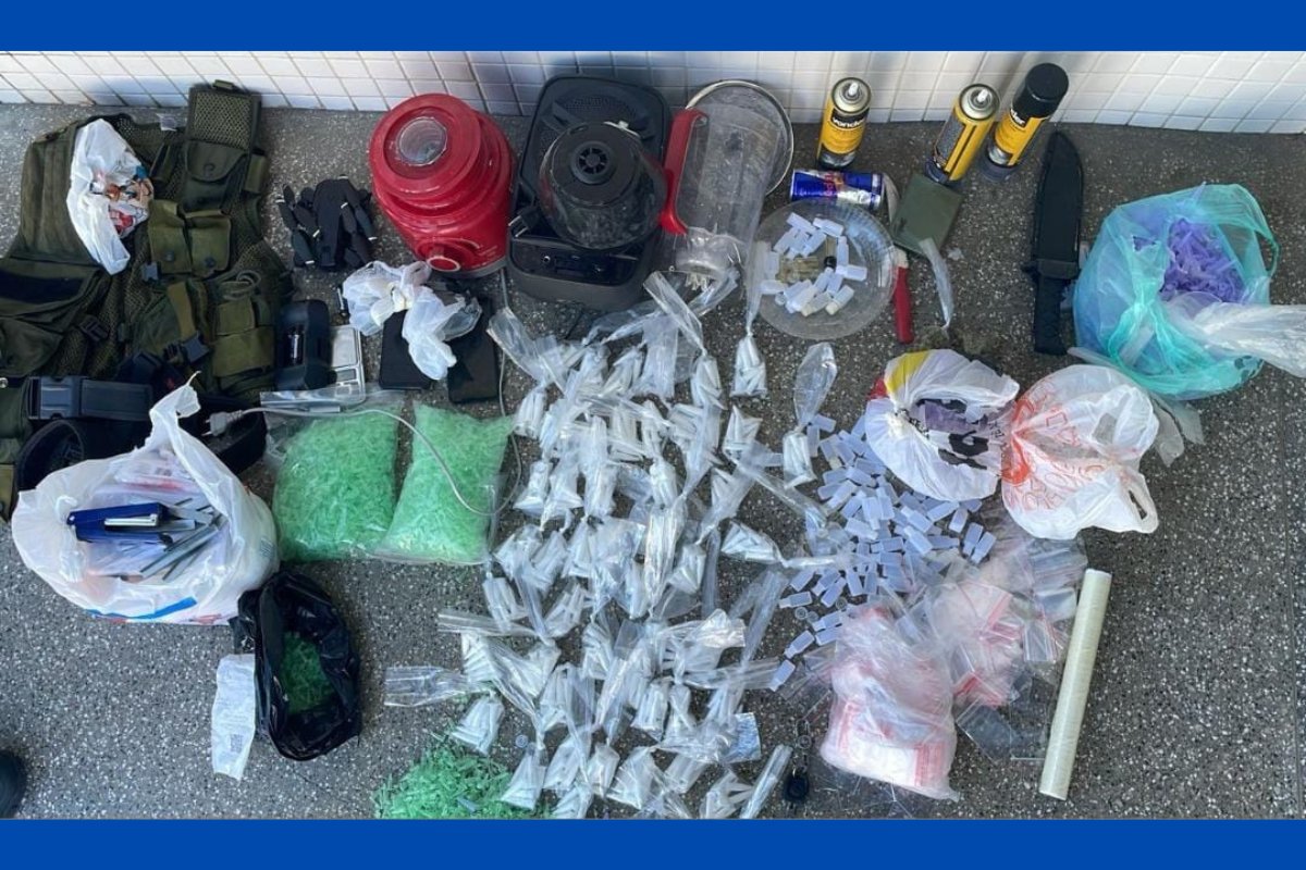 Vídeo: homem é preso e mais de 400 pinos de cocaína apreendidos em ação da PM contra laboratório de drogas em Salvador