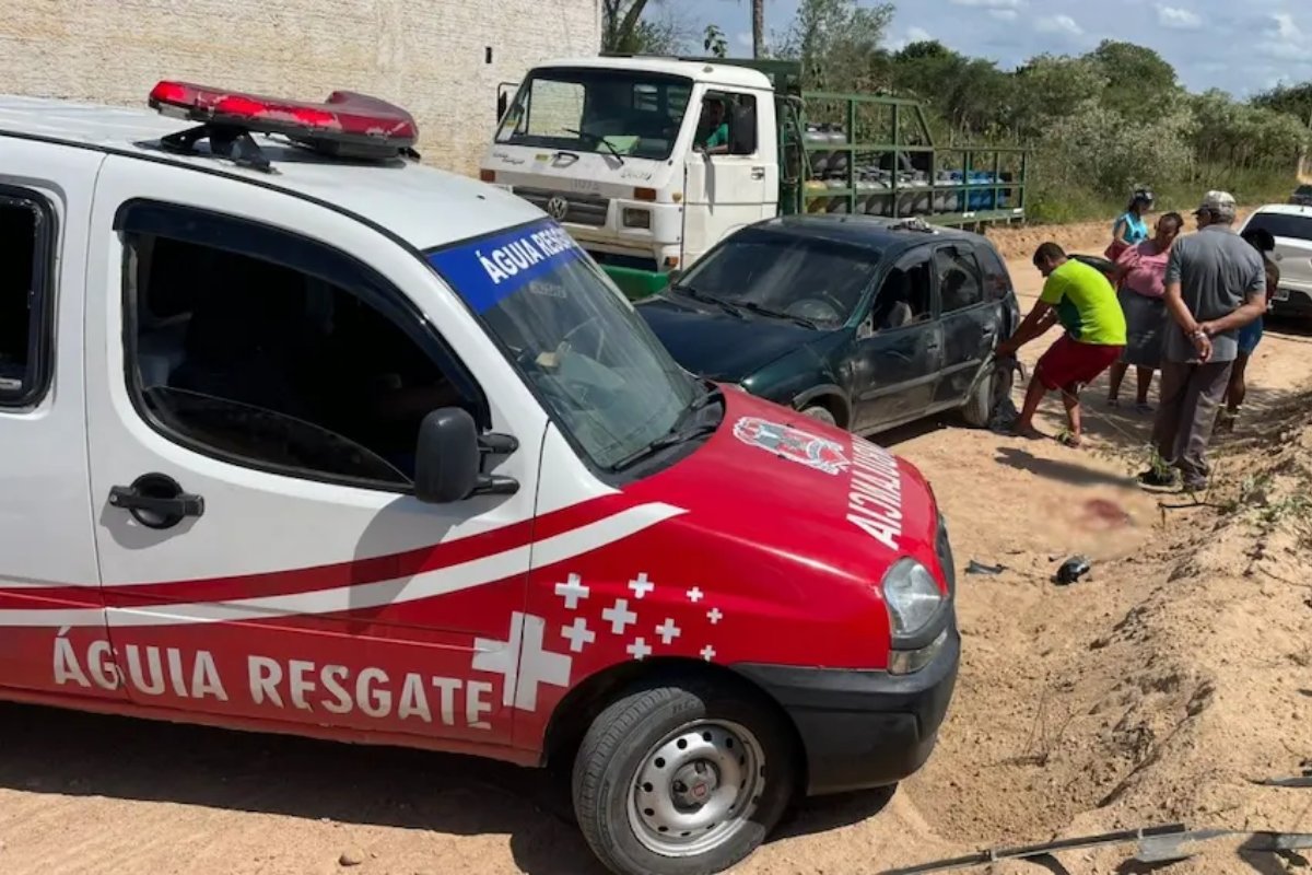 Idoso é arremessado após carro que conduzia capotar no interior da Bahia