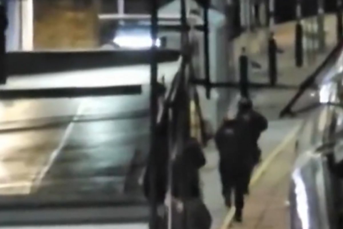 Ataque com faca em trem na Inglaterra deixa 10 feridos; dois suspeitos presos