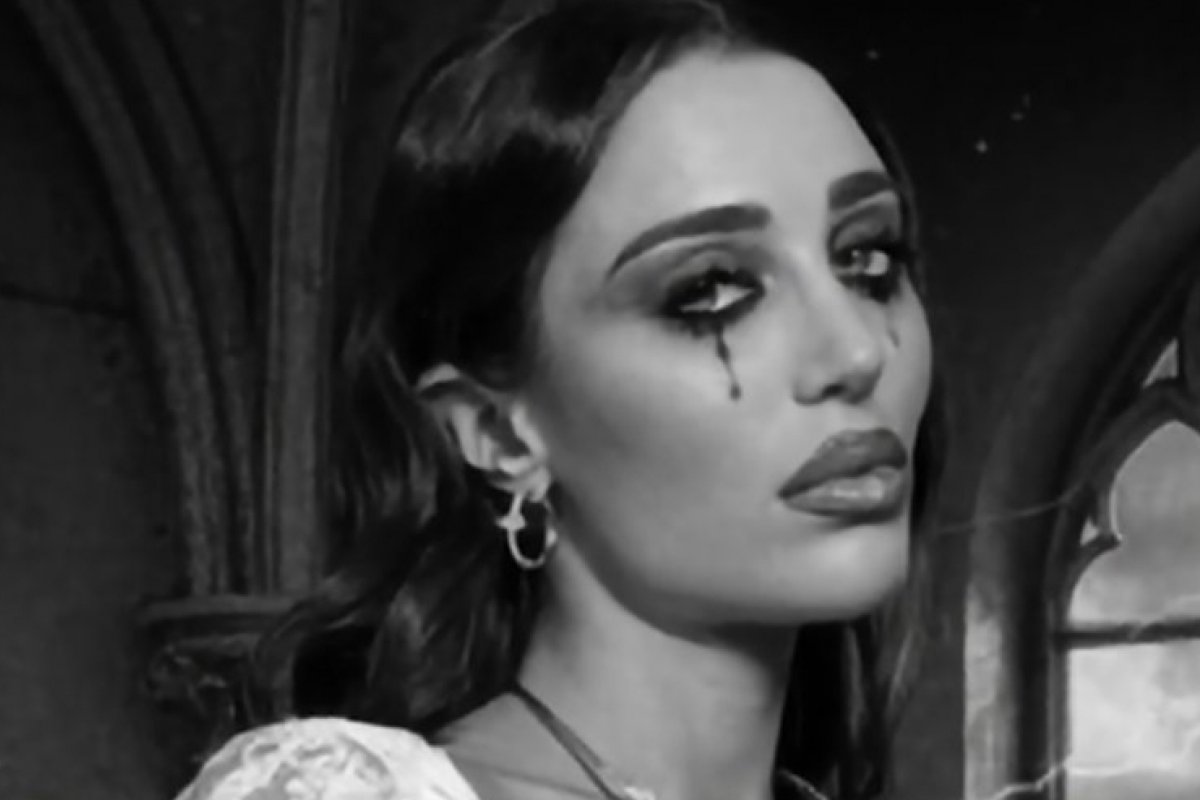 Elisa Zarzur encarna Elizabeth Lavenza, a noiva de Frankenstein, em look sofisticado de Halloween em Nova York!