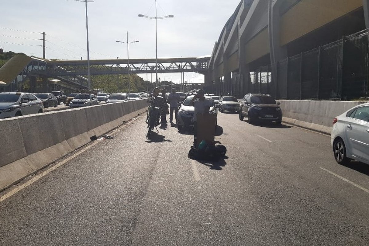 Batida entre carro e moto deixa ferido na Av. ACM, em Salvador 