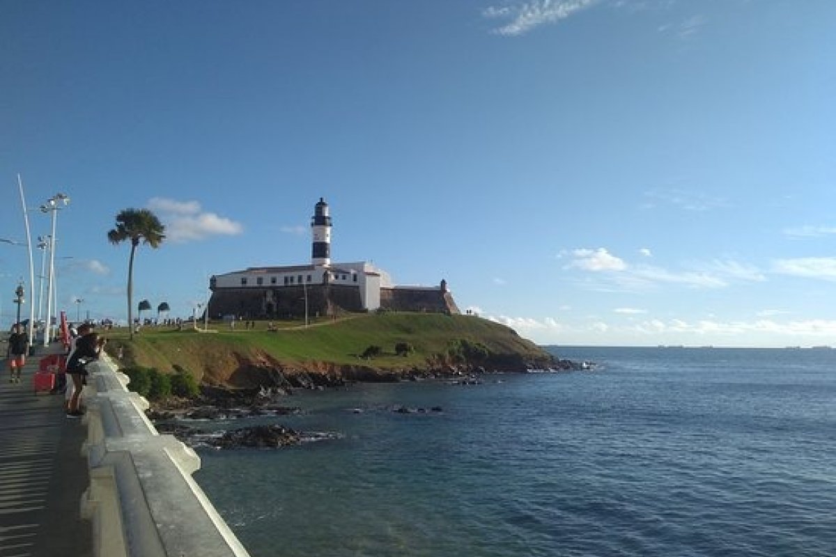 Corpo de homem é encontrado boiando na praia da Barra