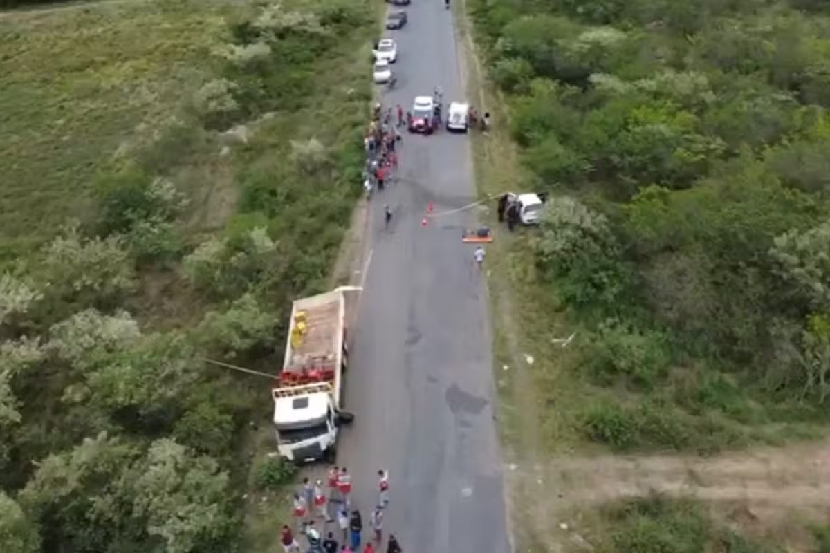 Suspeito de assalto morre após bater carro em caminhão em Conceição do Coité