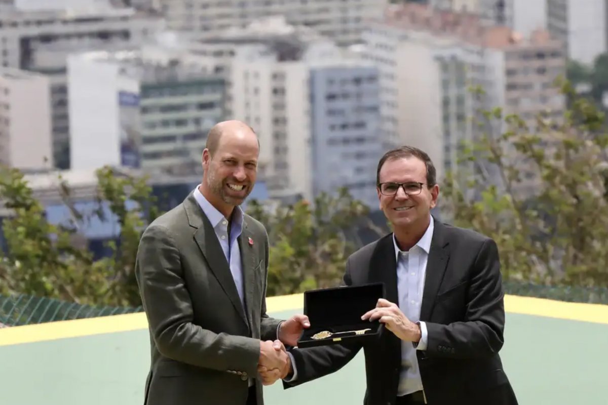 Príncipe William visita Pão de Açúcar e recebe chave da cidade do Rio