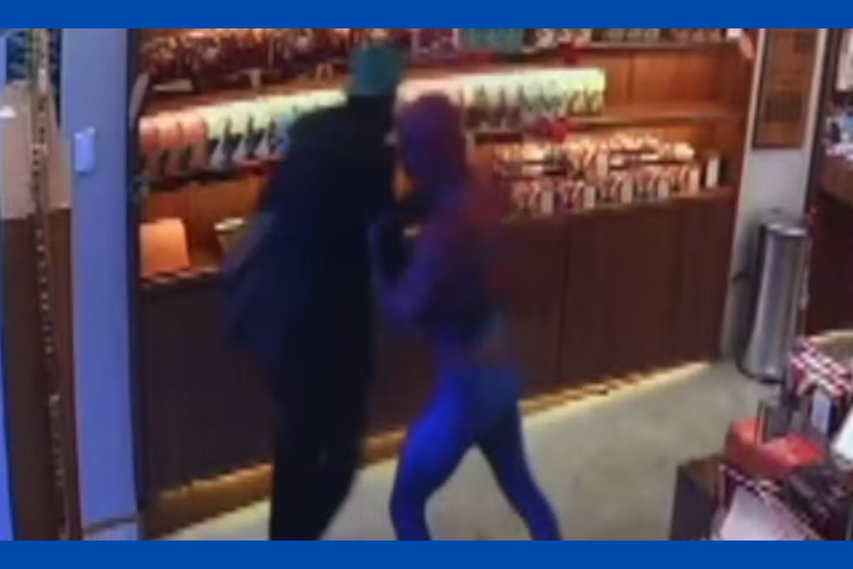 Vídeo: 'Homem-Aranha' impede furto a loja de chocolates em destino turístico da Bahia