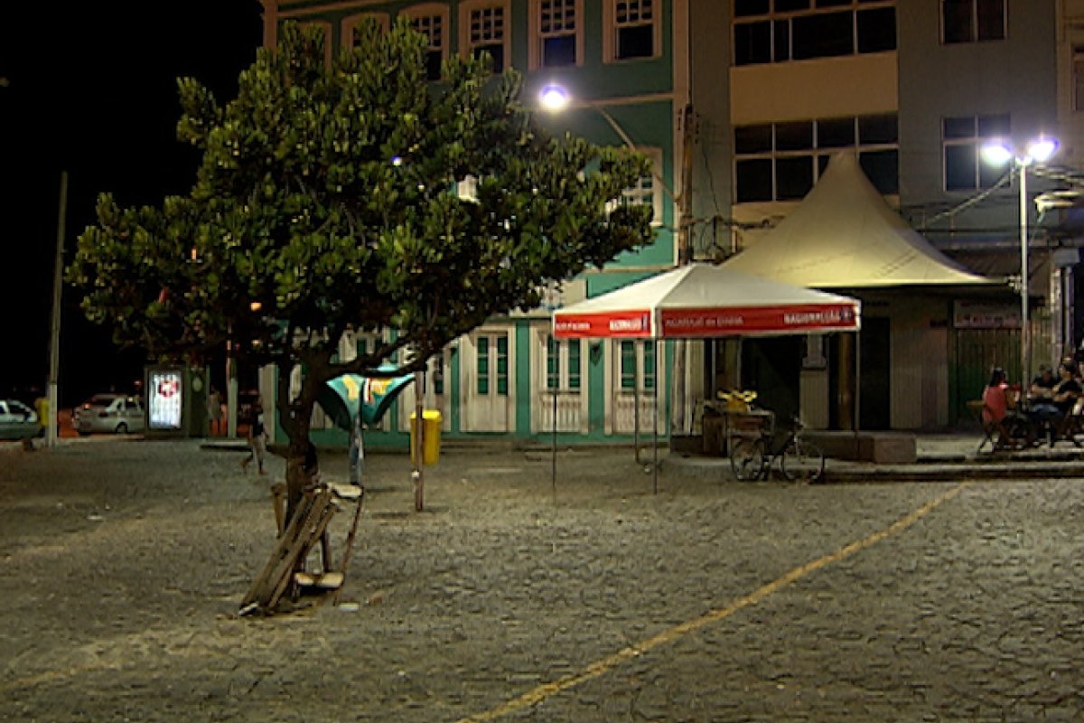 Cães atacam cachorro de mulher no Rio Vermelho, em Salvador 