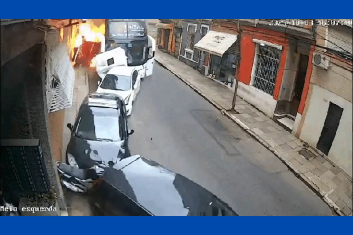 Vídeo: falha em freio faz ônibus atingir 10 veículos e causar incêndio em prédio no RS
