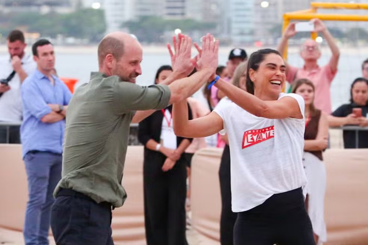 Príncipe Willian faz pênalti no Maracanã, joga vôlei de praia e tira foto com fãs no primeiro dia no Rio de Janeiro