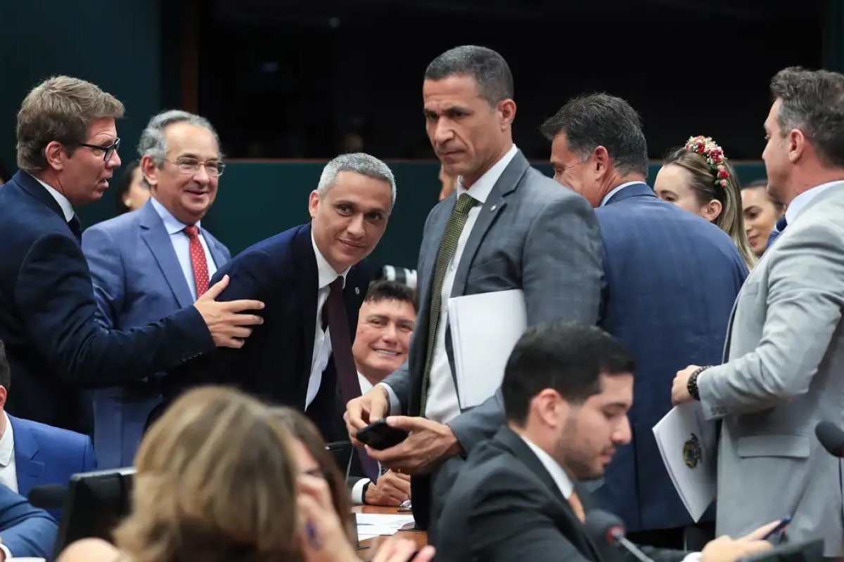 CCJ adia votação de projeto que equipara facções criminosas a terroristas após pressão do governo Lula