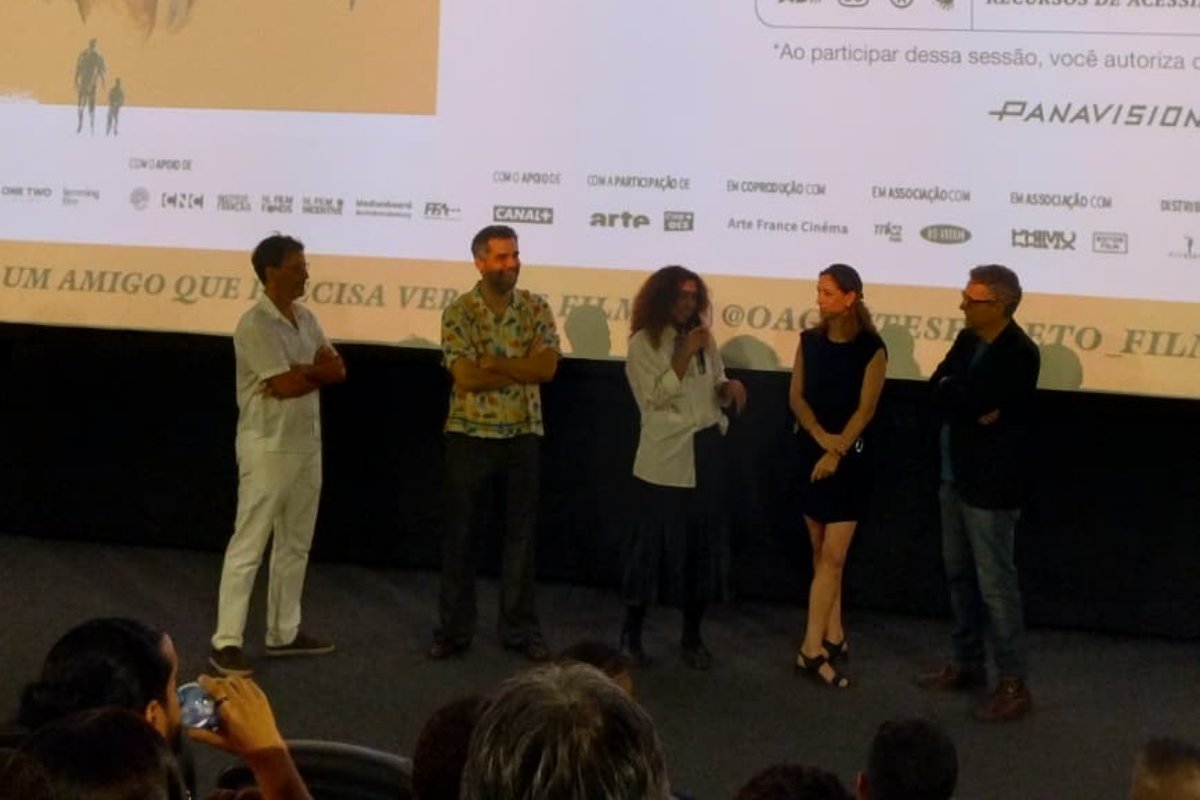 Vídeo: em clima de festa, Wagner Moura participa da pré-estreia de "O Agente Secreto" no cine Glauber Rocha