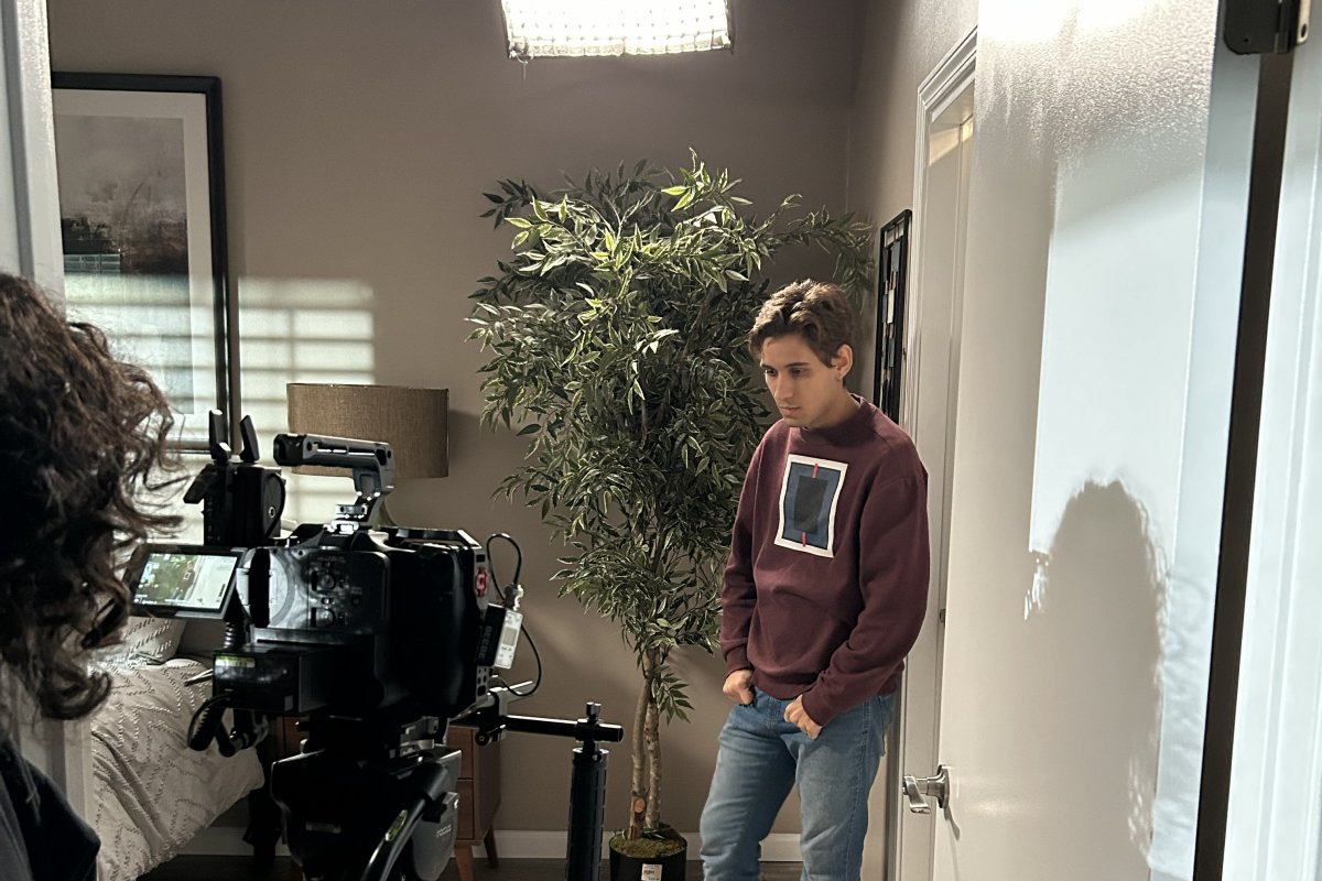 Leonardo Sidney brilha em comédia romântica escrita a quatro mãos em Los Angeles!