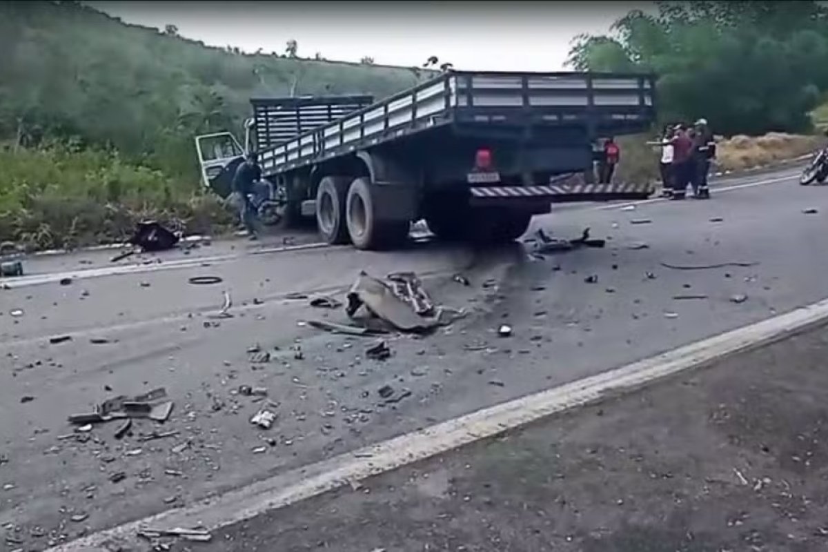Três pessoas da mesma família morrem depois de batida de carro com caminhão na Bahia 