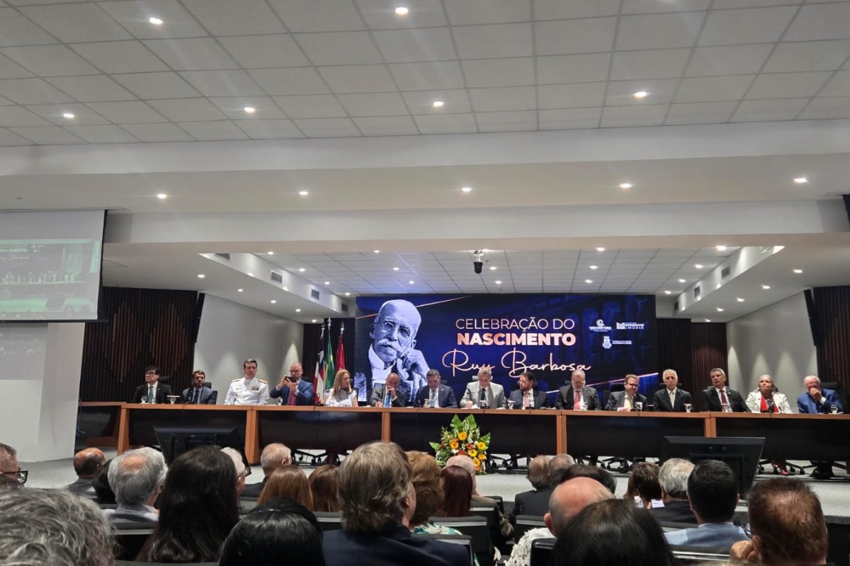 Vídeo: Joaci Góes, presidente do IGHB, recebe Medalha do Mérito Jurídico Ruy Barbosa