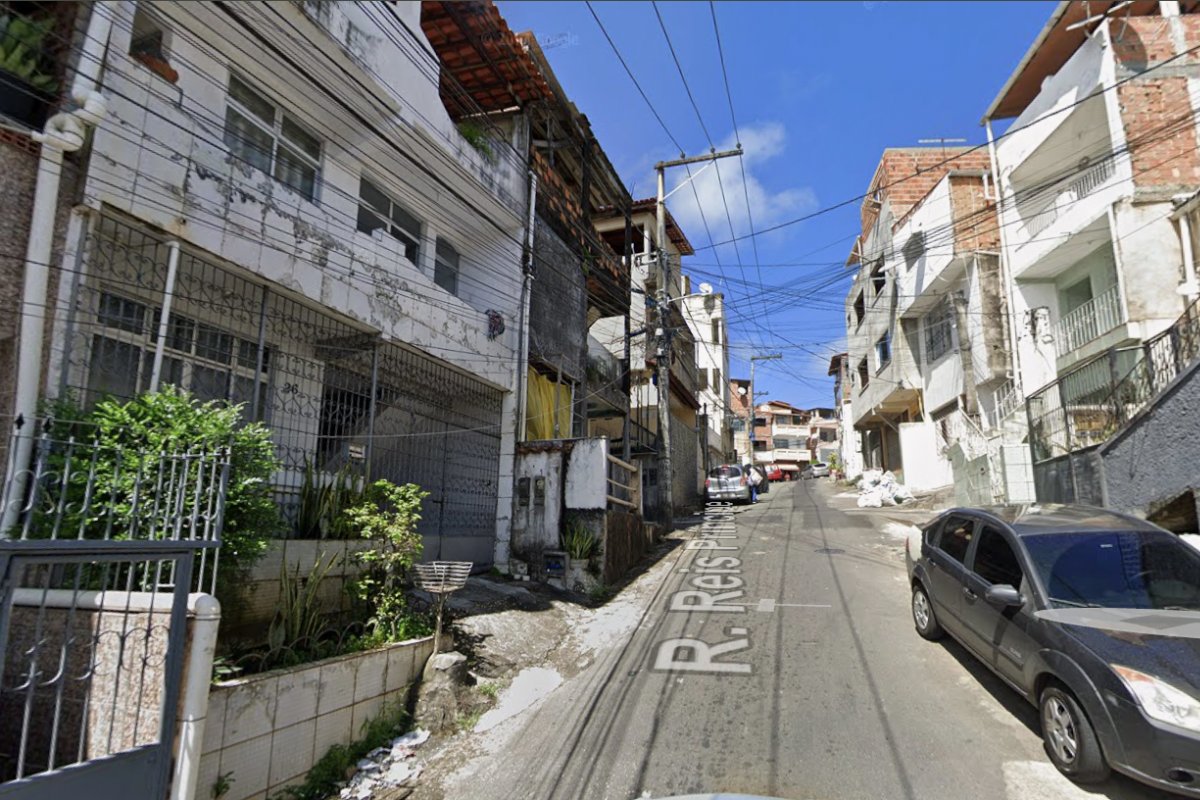 Casal é encontrado morto com marcas de tiros em uma residência em Salvador