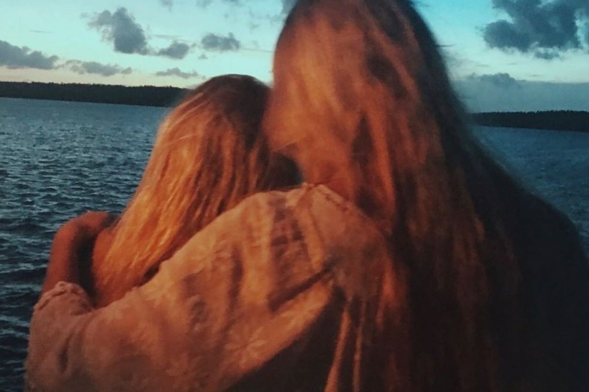 Filha da modelo Caroline Bittencourt posta foto com a mãe no mar e emociona seguidores