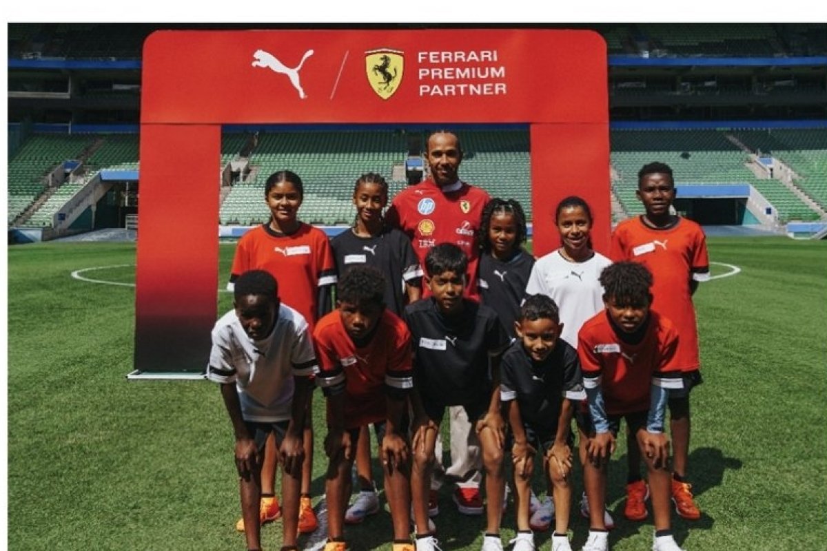 PUMA reúne Lewis Hamilton e Tamires para desafio de futebol com jovens de projeto social em São Paulo!