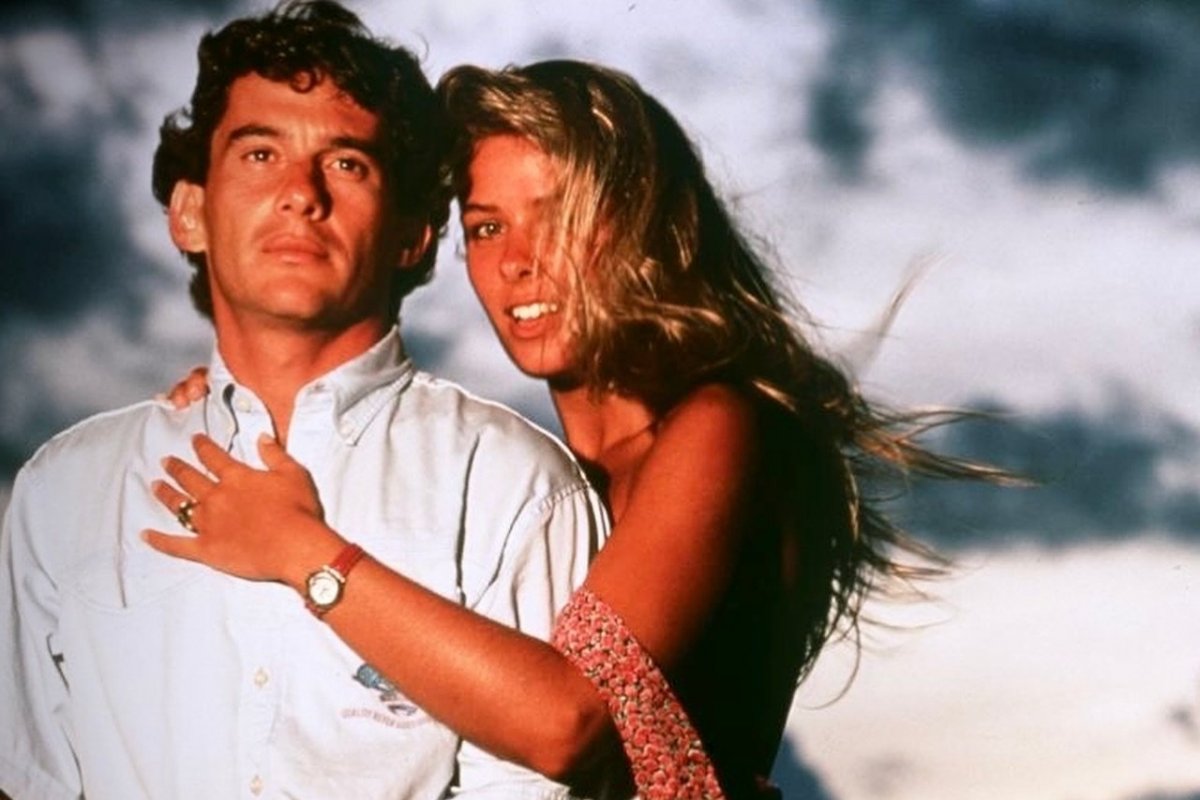 Esposa de amigo de Senna revela tratamento rude da família do piloto com Adriane Galisteu: 'Queriam provar que ela era puta'