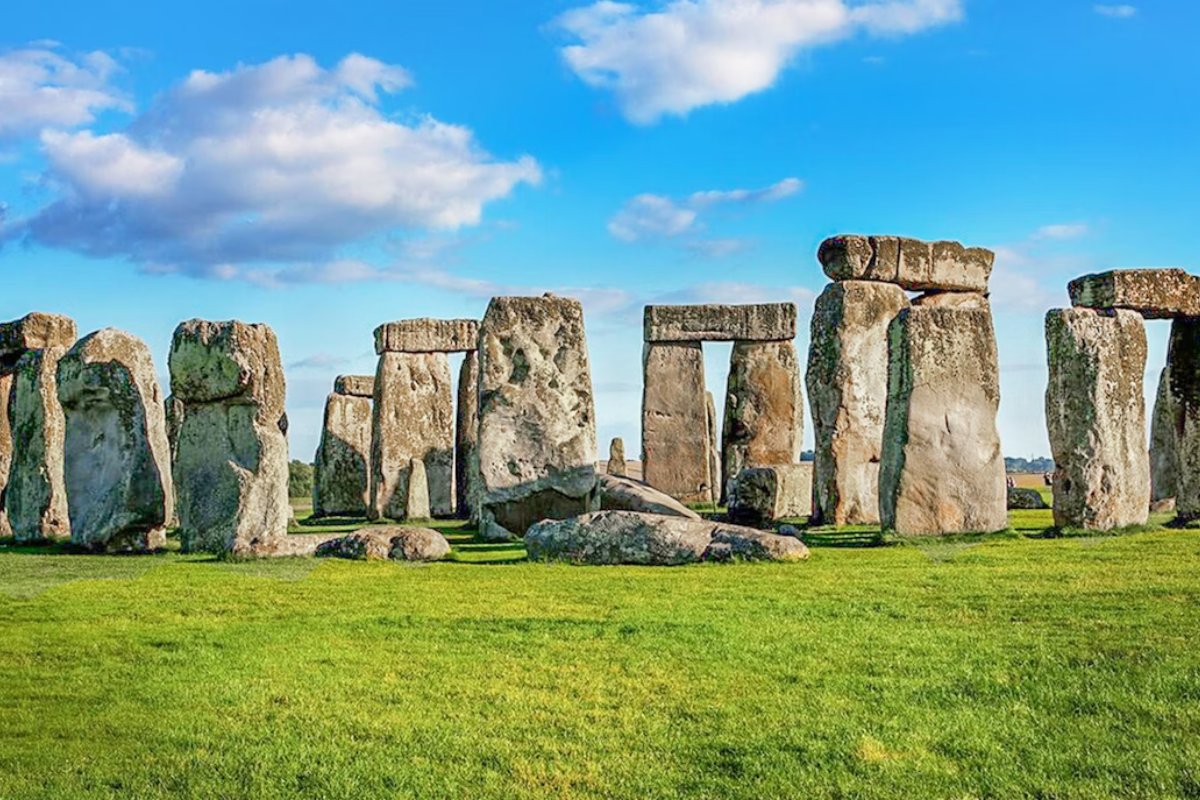 Após roubo no Louvre, Stonehenge decide treinar equipe para evitar furto do monumento