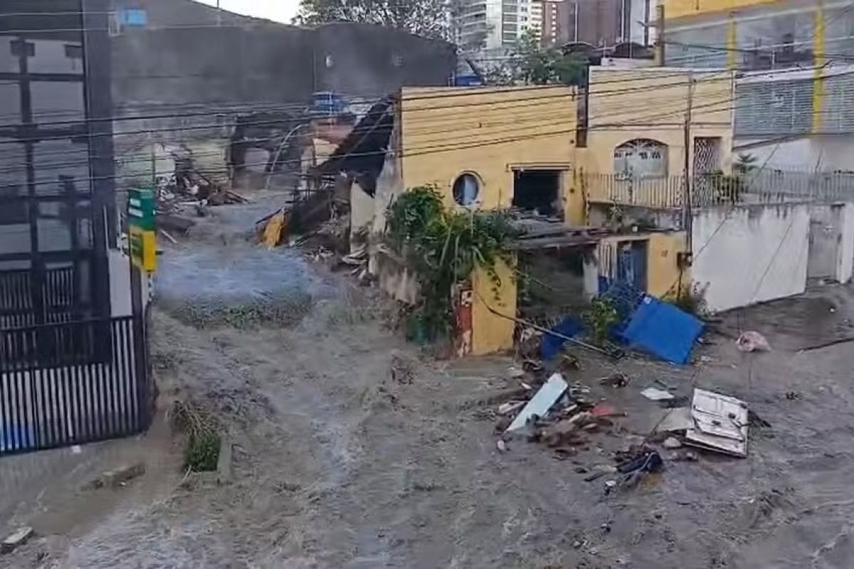 Rompimento de reservatório deixa uma pessoa morta e provoca desabamentos em Campina Grande