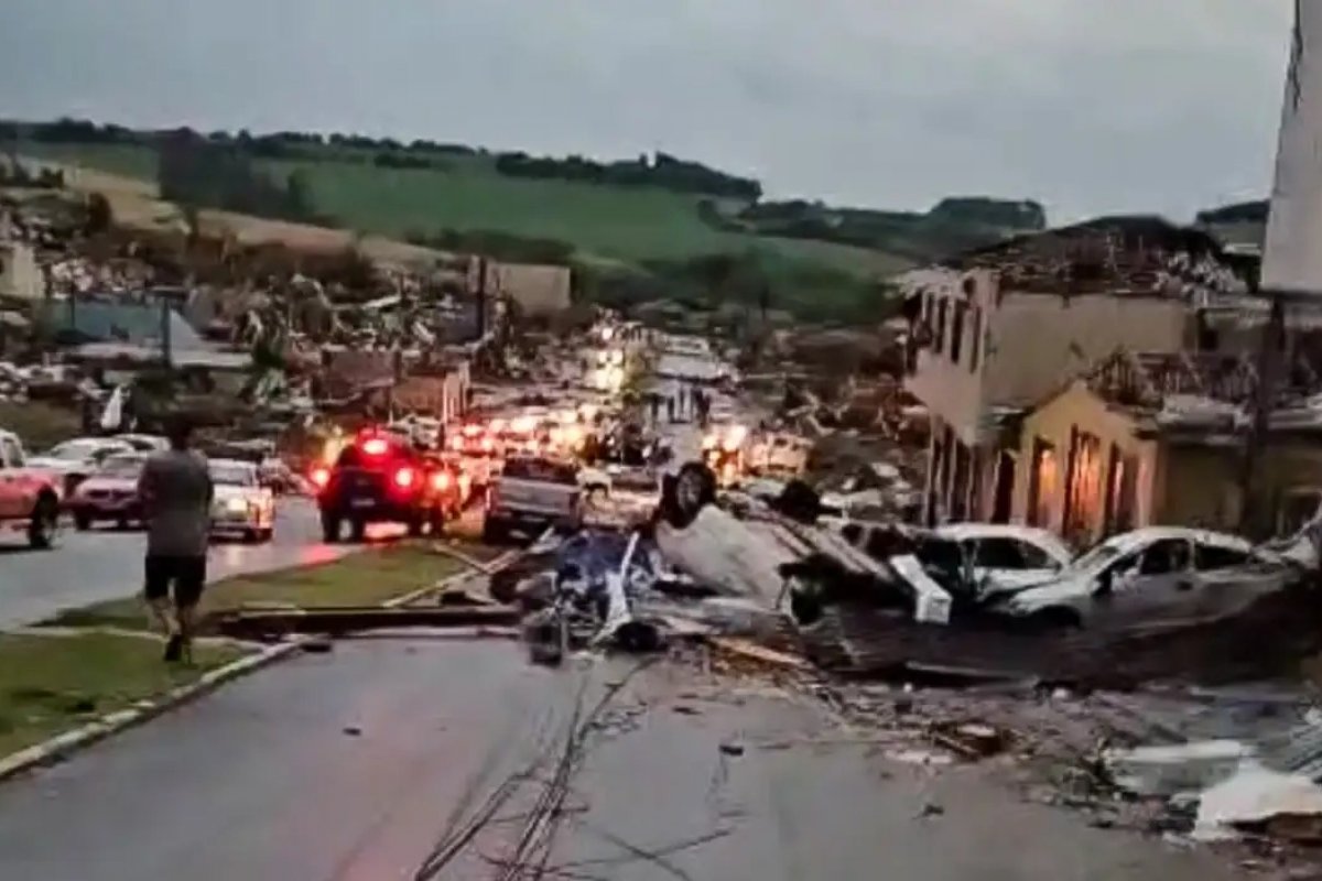 Governo federal anuncia ajuda humanitária para região destruída por ciclone no Paraná