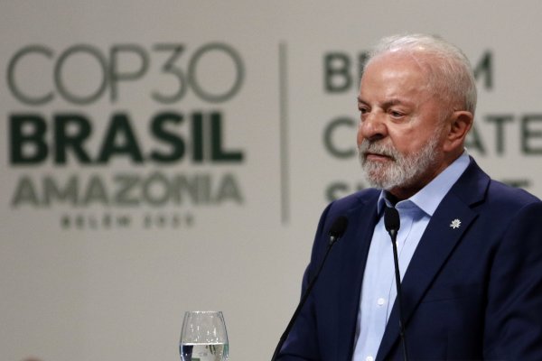 [Lula presta solidariedade a vítimas de ciclone no Paraná, e governo vai reconhecer calamidade pública]