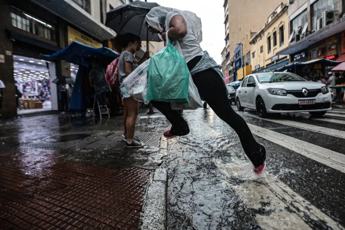 Sul e Sudeste têm chuva intensa com avanço de ciclone no fim de semana; confira a previsão nas demais regiões do país
