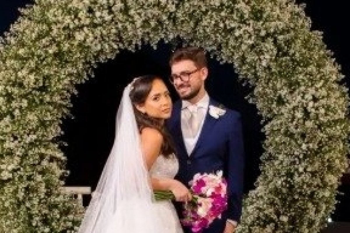 Noiva homenageia pai bordando o escudo do Bahia no véu do vestido! 