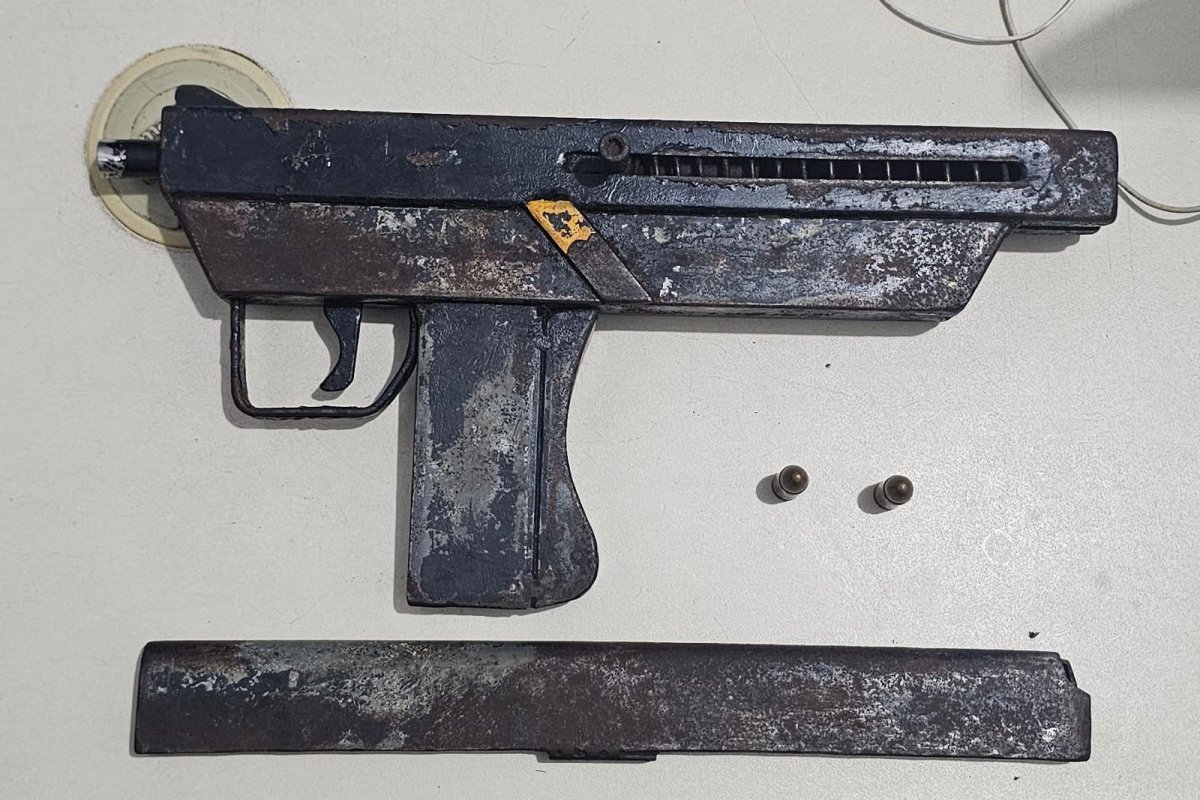 Polícia apreende submetralhadora em uma área de mata em São Francisco do Conde