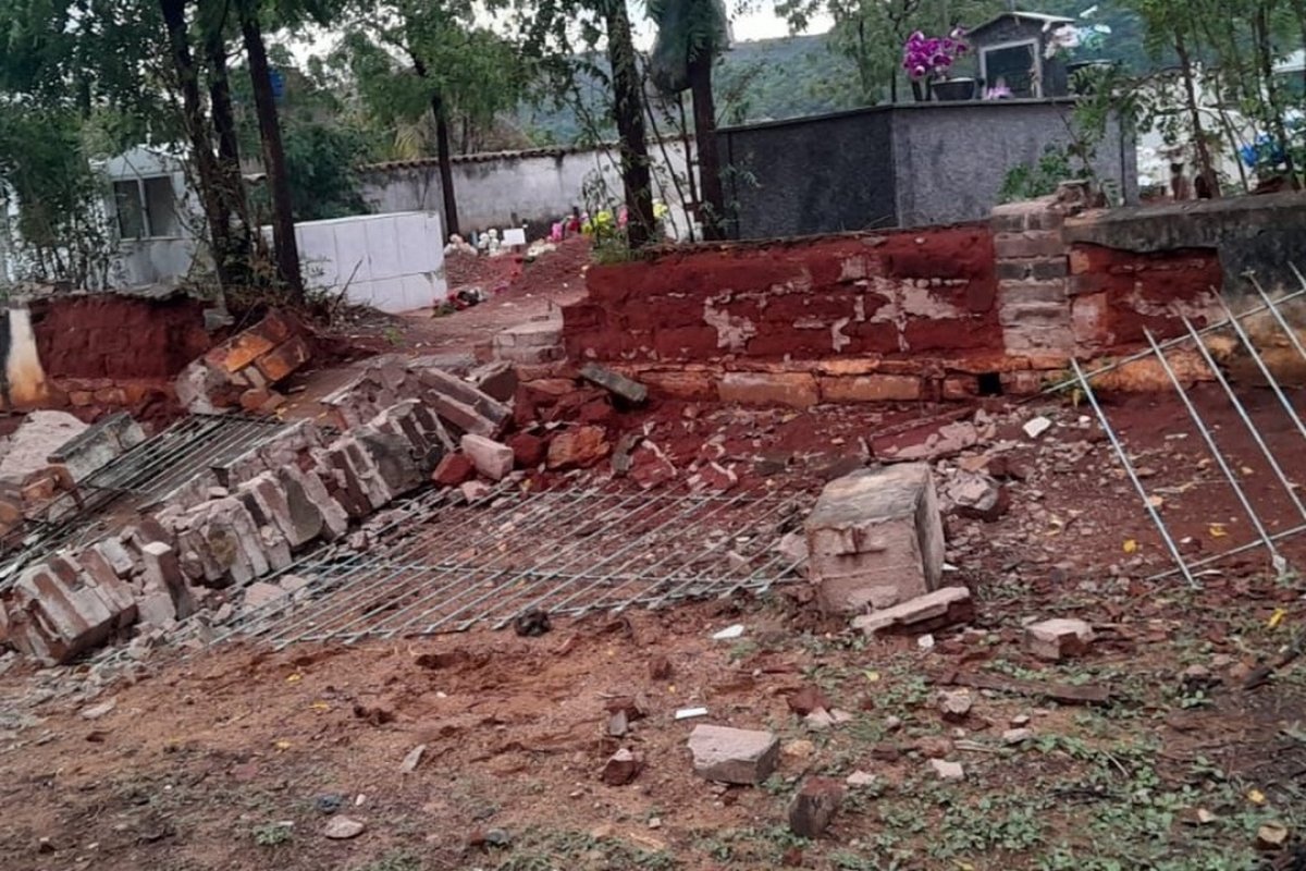 Fortes chuvas causam desabamento de muro de cemitério em comunidade de Livramento de Nossa Senhora, na Bahia
